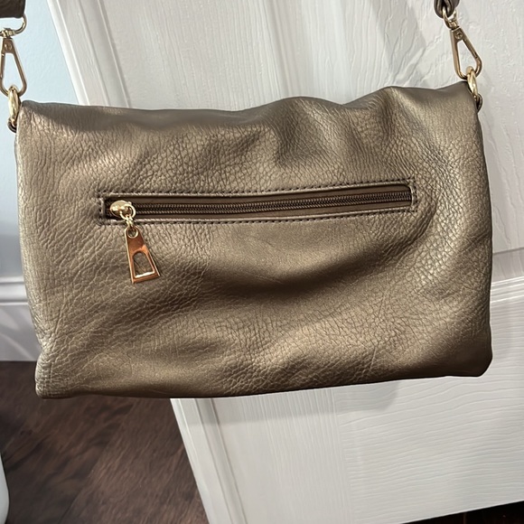 Womens bronze gold adjustable strap handbag with flap closure. - Picture 4 of 12